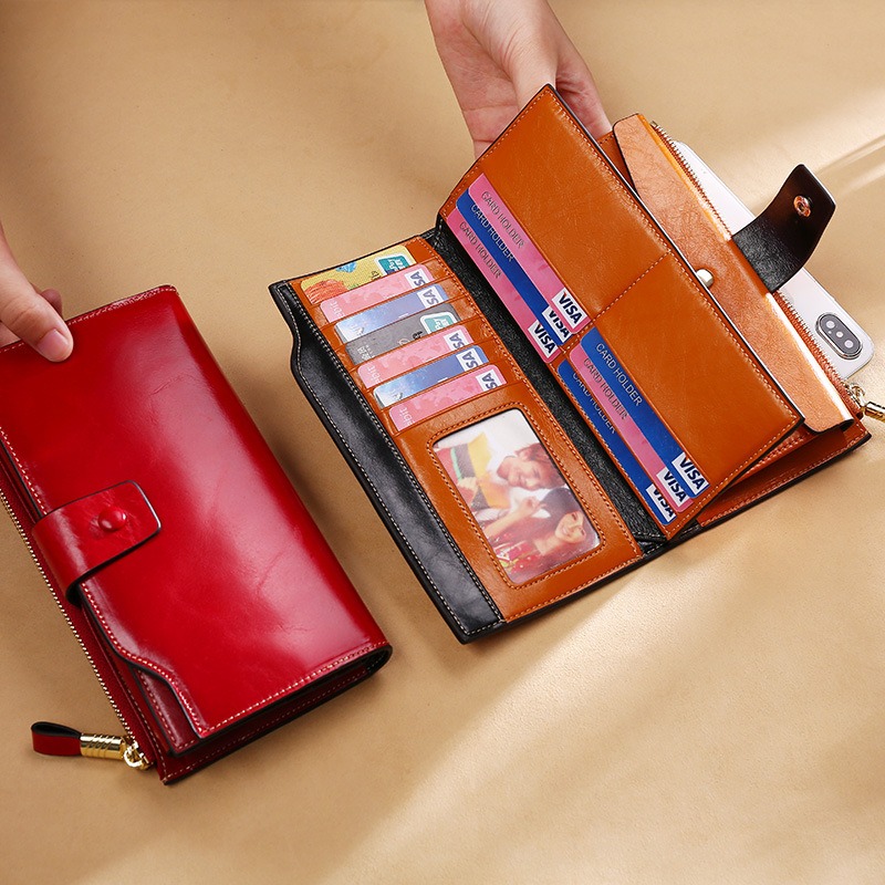 Leather wallet with noble and elegant colors